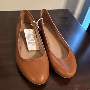 NWT Universal Thread camel flats